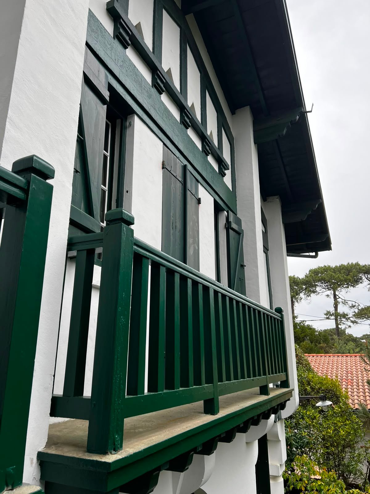 Rénovation des peintures sur balustrade