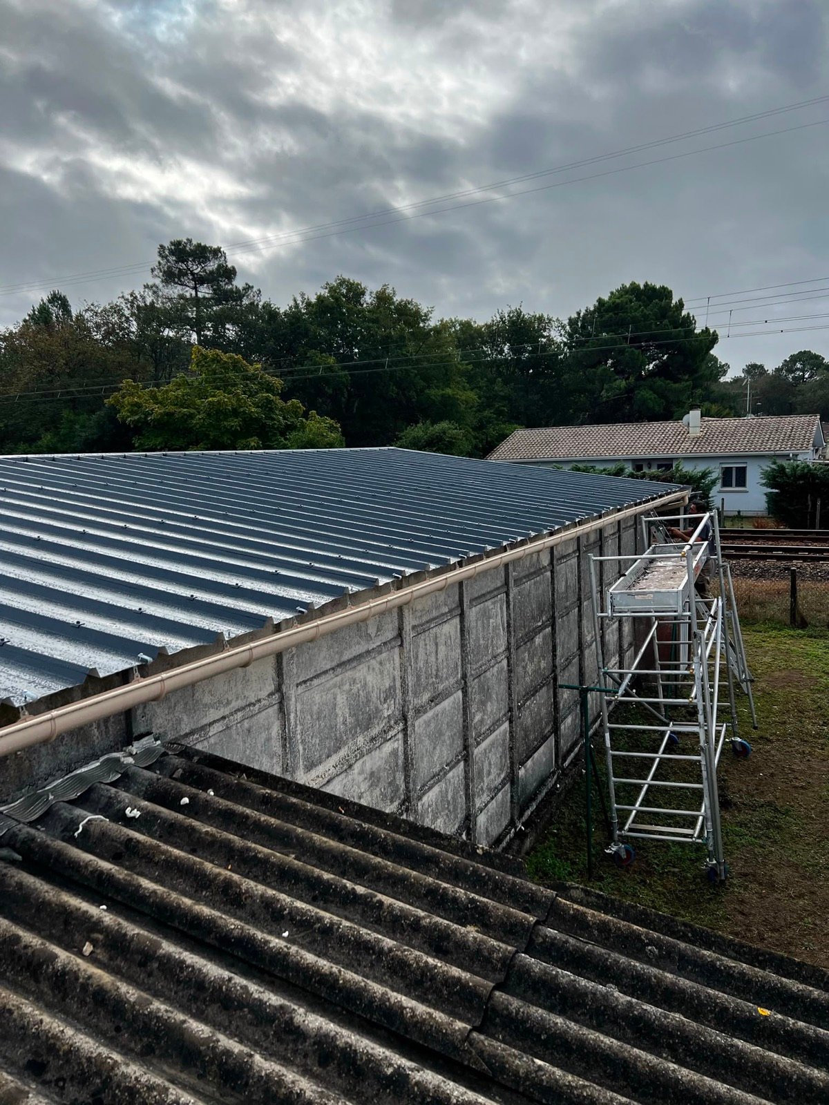 Rénovation d'une toiture en tôle, bac, acier